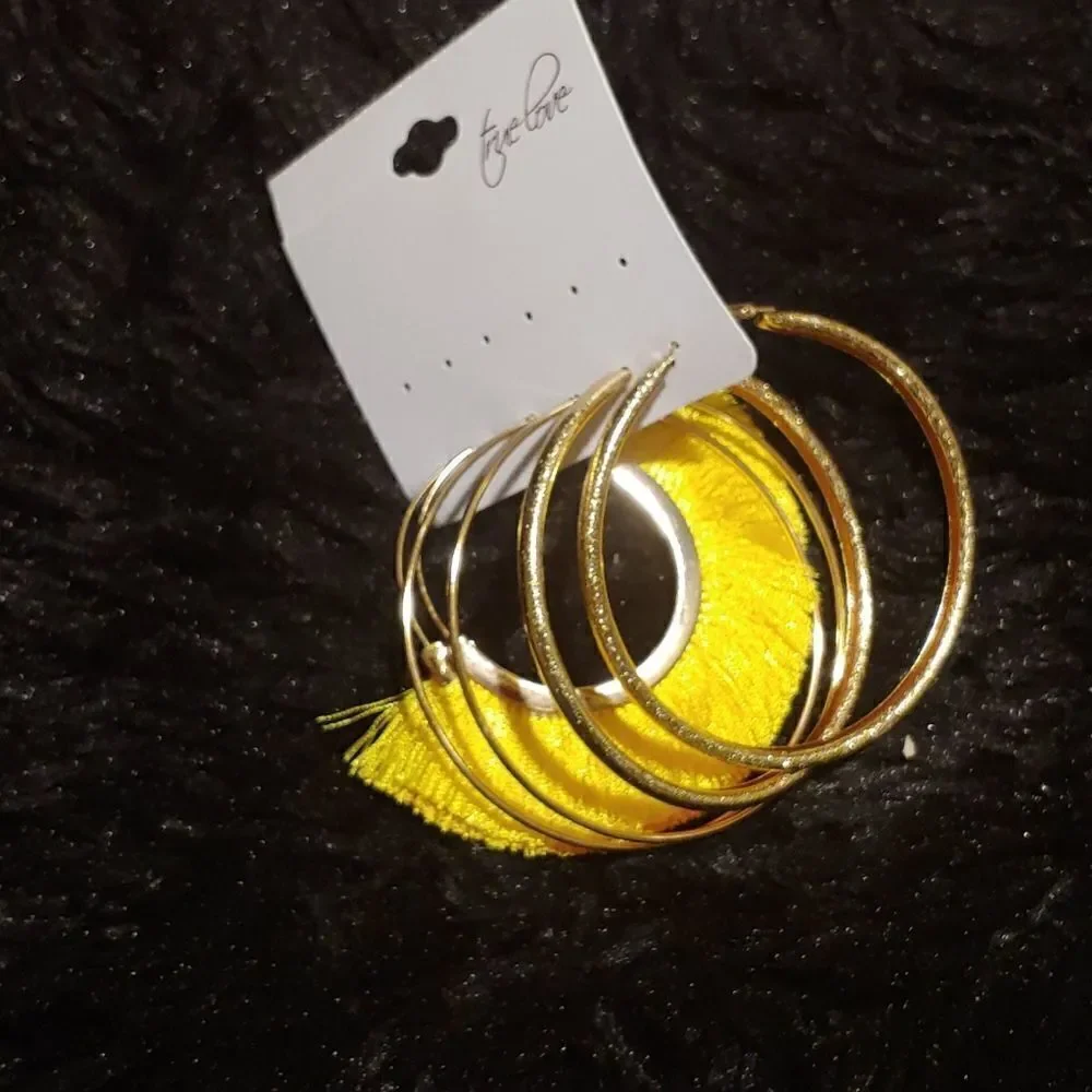 Set of hoop earrings